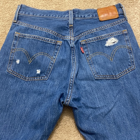 Levi's Premium Button Distressed Mid Rise Women's Jeans. Excellent Condition! - Picture 5 of 11